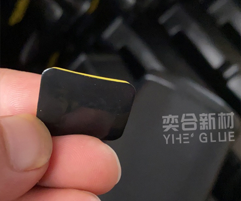 找橡胶专用快干胶?奕合橡胶瞬间胶水粘接柔软美观不发脆不白化